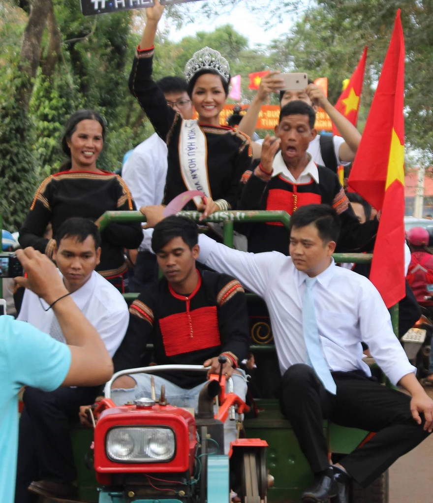 Buôn làng đón H’Hen bằng máy cày