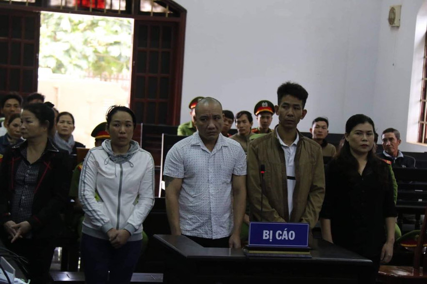 Các bị cáo vụ trộn bột pin vào tiêu tại tòa