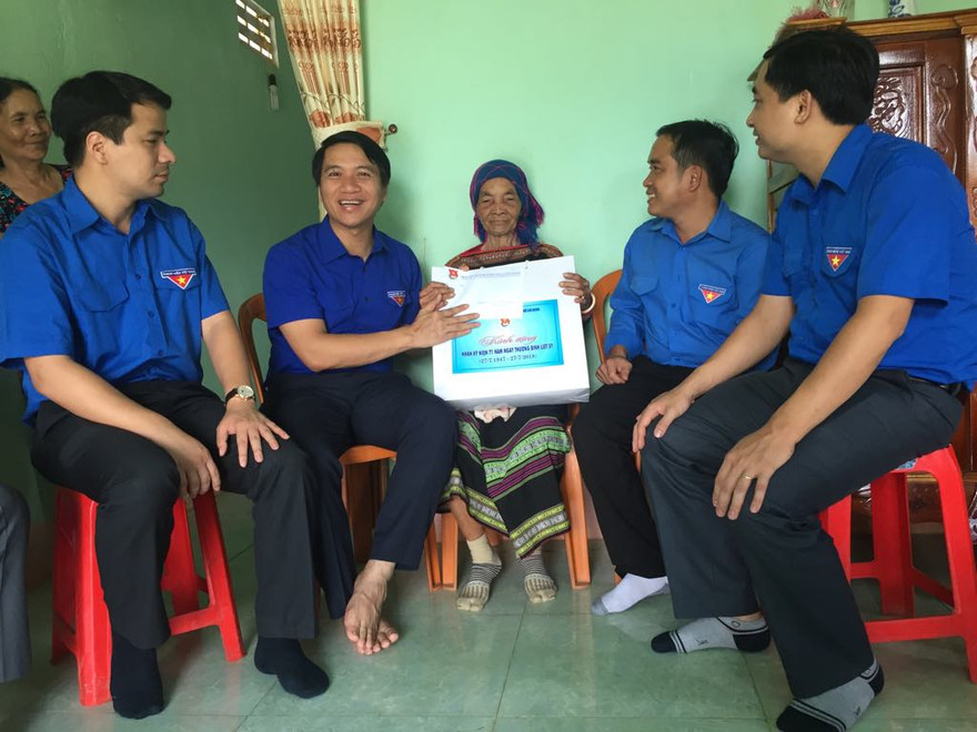 Đồng chí Nguyễn Ngọc Lương (thứ 2, từ trái qua) tặng quà mẹ H'Bai