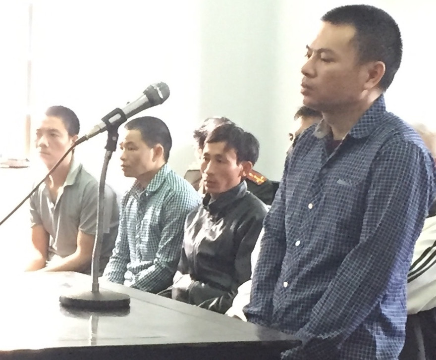 Bị cáo Bình khẳng định đã sống tại tiểu khu 1535 trước khi tỉnh gia đất cho Cty Long Sơn. Ảnh LỮ HỒ.