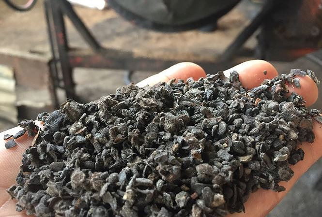 Phế phẩm nhuộm pin được các đối tượng đem trộn vào tiêu