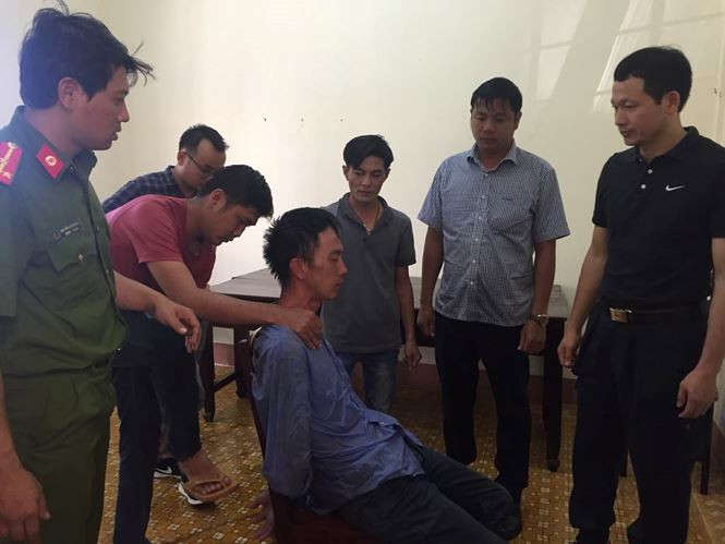 Đại tá Vũ Hồng Văn (bên phải ảnh) thẩm vấn đối tượng Huyến