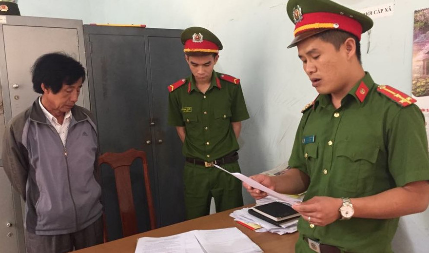 Công an đọc lệnh bắt tại trụ sở UBND xã Hòa An