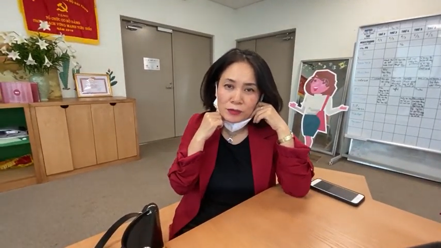 Nhà báo Tạ Bích Loan và nhân viên VTV3 hát trong MV phiên bản "Ghen Vê Ba"