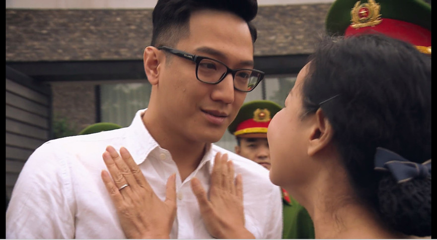 Trần Bạt bị công an dẫn đi