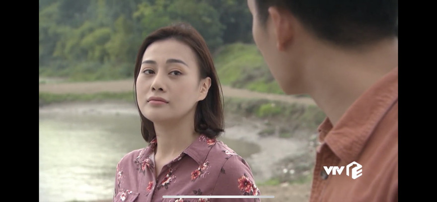 Uyên (Phương Oanh) định bỏ làng lên thành phố kiếm việc làm, quên chuyện buồn ở làng vì từng bị làm nhục