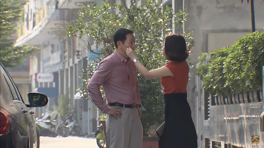 Em gái mưa lại kiếm cớ gần gũi Luâ