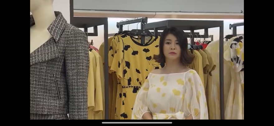 Linh (Kim Oanh) ghen tị nhìn Ngân được chồng lãng mạn gửi hoa tặng