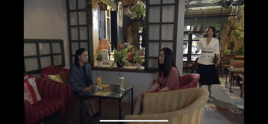 Linh nghe lén Ngân nói chuyện