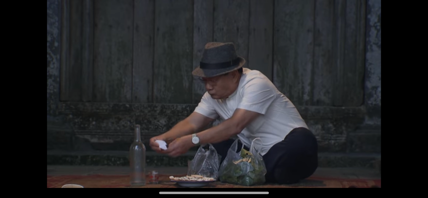 Lão Tài bỏ thuốc vào chén rượu của lão Đẩu