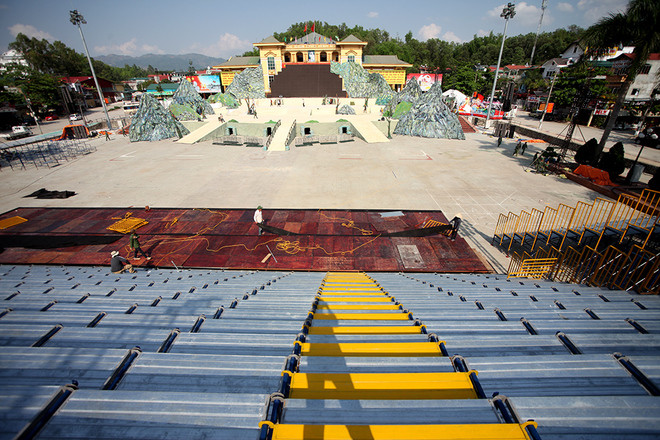  Tại Quảng trường trung tâm, một sân khấu lớn đang gấp rút hoàn thiện để phục vụ cho đêm nghệ thuật hoành tráng. 