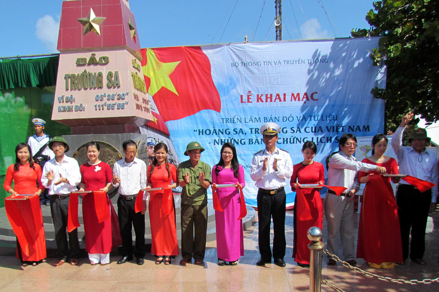 Thứ trưởng Bộ Thông tin và Truyền thông Nguyễn Thành Hưng (áo sẫm, đứng giữa), Chuẩn Đô đốc Nguyễn Ngọc Tương, Phó Chính ủy Quân chủng Hải quân (mặc quân phục) cắt băng khai mạc triển lãm 
