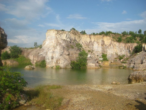 Một góc hồ trên đồi Tà Pạ (Ảnh: Internet)