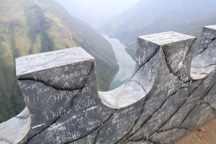 Bức tường 'xấu hổ' trên đỉnh Mã Pì Lèng