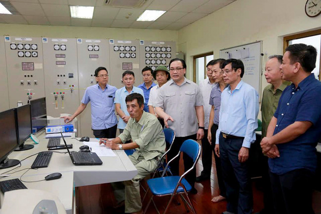 Bí thư Thành ủy Hà Nội Hoàng Trung Hải kiểm tra công tác vận hành thoát nước tại Trạm bơm tiêu Yên Nghĩa, Hà Đông. Ảnh: PV