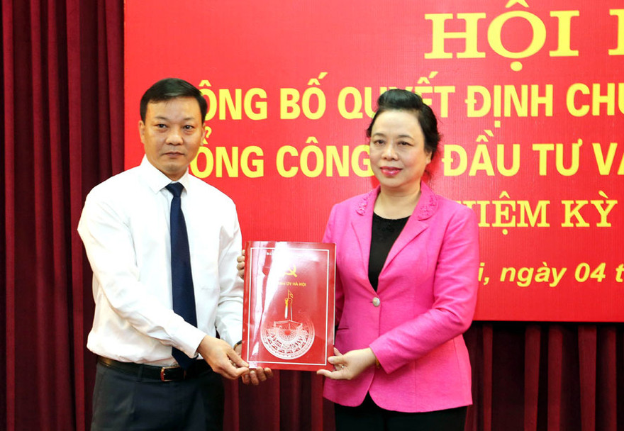 Phó Bí thư Thường trực Thành ủy Hà Nội Ngô Thị Thanh Hằng trao quyết định chuẩn y chức danh Bí thư Đảng ủy Tổng công ty Đầu tư và phát triển nhà Hà Nội cho ông Trương Hải Long. 