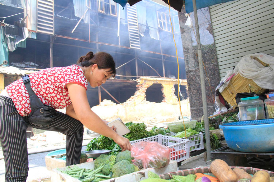 Rau quả được bày bán ngay bên cạnh hiện trường vụ cháy sáng 29/8. Ảnh: Trường Phong