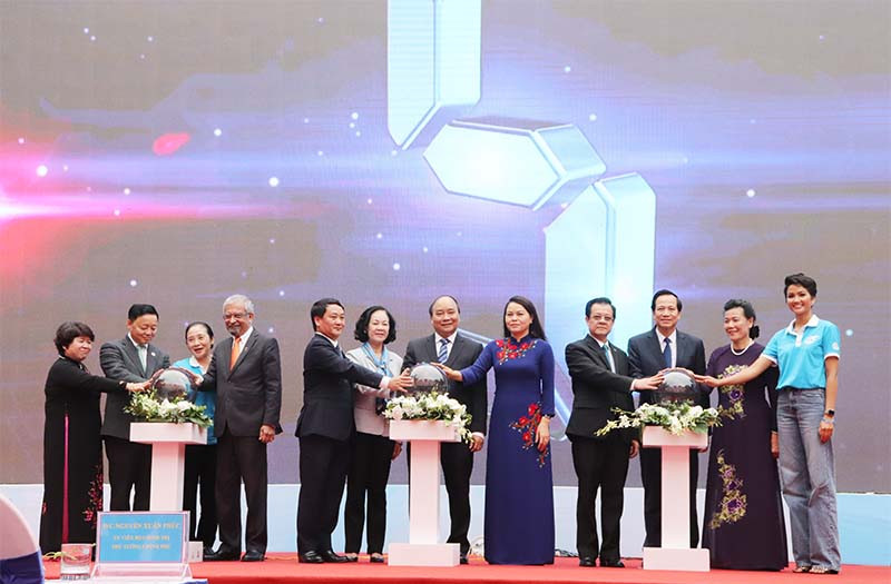 Thủ tướng Nguyễn Xuân Phúc cùng các đại biểu nhấn nút phát động “Năm An toàn cho phụ nữ và trẻ em” sáng nay, 6/3. 