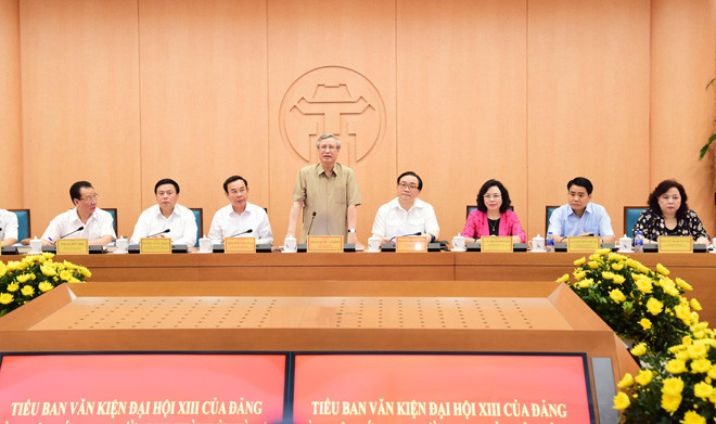 Đồng chí Trần Quốc Vượng, Ủy viên Bộ Chính trị, Thường trực Ban Bí thư, Phó Trưởng bộ phận Thường trực Tiểu ban Văn kiện Đại hội XIII, Trưởng đoàn công tác chủ trì hội nghị làm việc với Hà Nội sáng 27/4