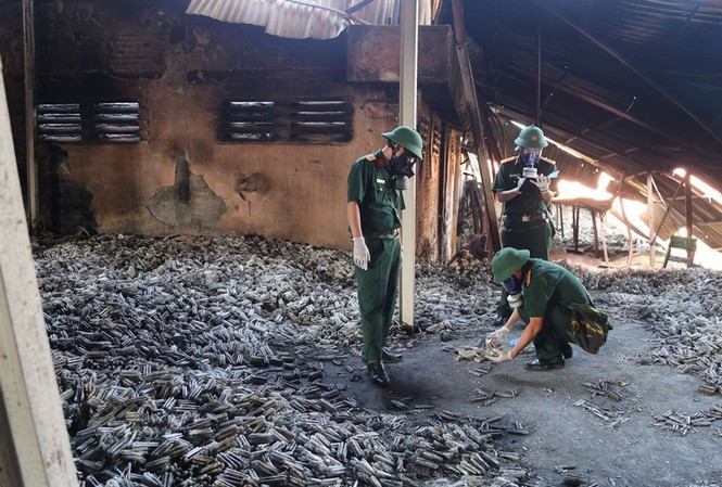 Cán bộ Viện Hóa học Môi trường quân sự lấy mẫu tại hiện trường vụ cháy 
