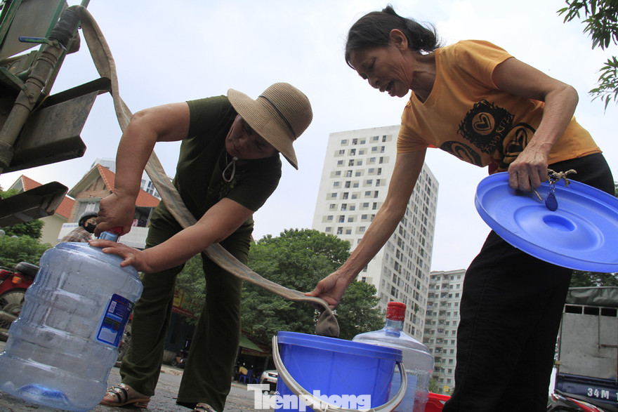 Hà Nội khuyến cáo người dân không dùng nước sạch sông Đà để ăn uống. Ảnh: Trường Phong
