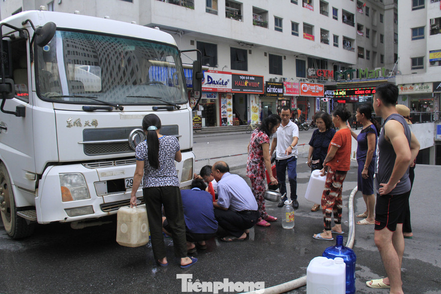 Sự cố nước sạch sông Đà nhiễm bẩn gây ảnh hưởng lớn đến đời sống người dân Thủ đô. Ảnh: Trường Phong