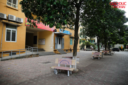 Cho dù vào khoảng thời gian 16-17h, nhưng phía dưới sân chung cư 54 Hạ Đình không một bóng người - Ảnh: GD&TĐ