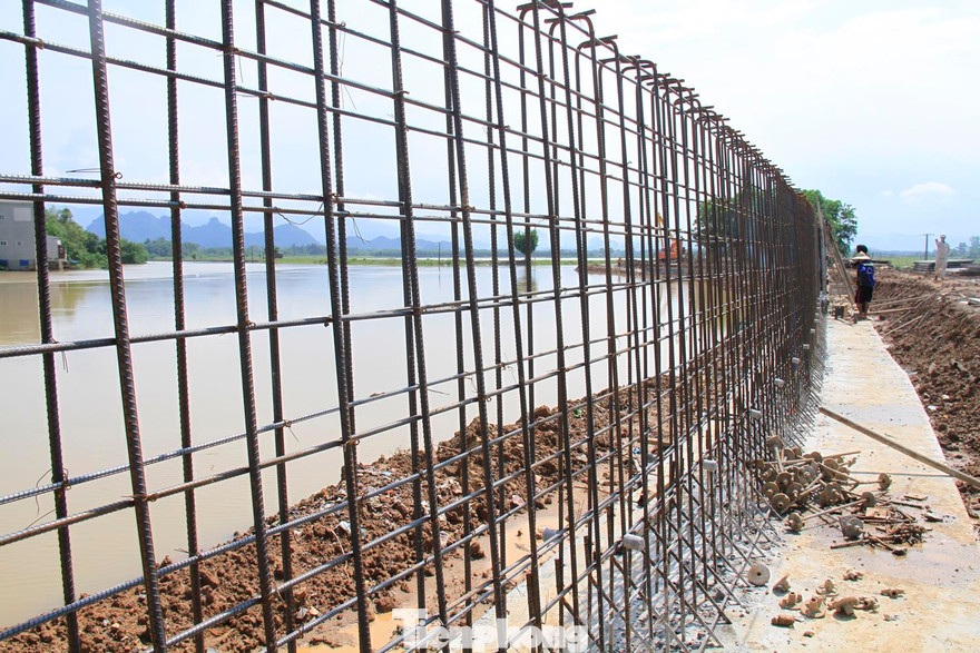 Cận cảnh đê bê tông đang gấp rút hoàn thành để ngăn lụt cho Hà Nội