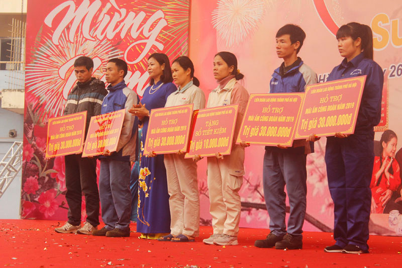 Các CNLĐ có hoàn cảnh khó khăn được tặng sổ tiết kiệm và mái ấm công đoàn. Ảnh: T.P