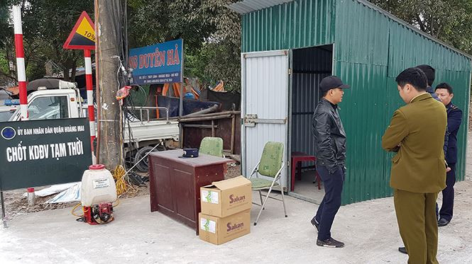 Đầu phố Thúy Lĩnh giao cắt đường đê Nguyễn Khoái, tổ liên ngành kiểm dịch động vật đã được nhanh chóng thành lập. Tổ có nhiệm vụ kiểm soát 24/24 mọi phương tiện chở gia súc, không cho bất cứ xe chở gia súc nào qua lại.