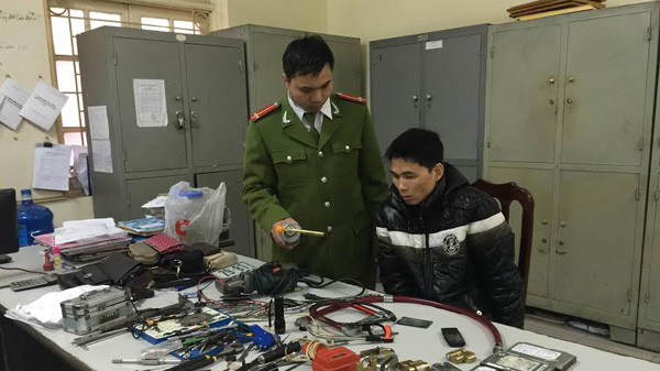 Lưu Anh Tuấn và tang vật tài cơ quan công an.