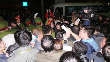 Lực lượng chức năng trong vòng vây của người dân và du khách tại lễ hội Khai ấn 2015.