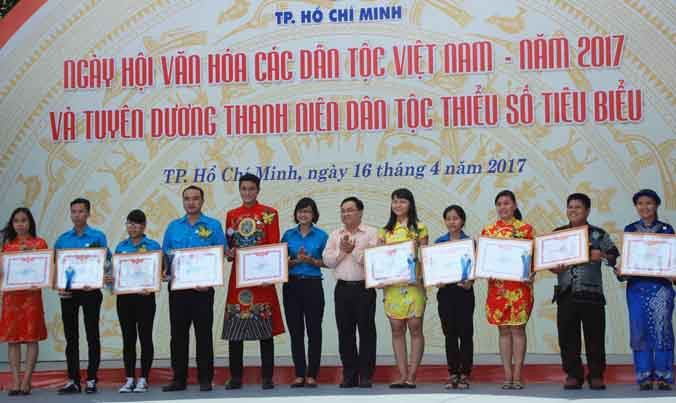 Tuyên dương 51 gương thanh niên dân tộc thiểu số tiêu biểu năm 2017.