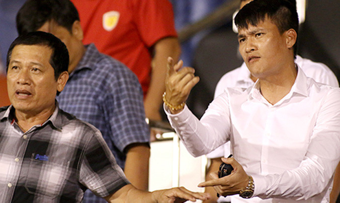 Công Vinh than phiền công tác trọng tài với phó ban trọng tài Dương Văn Hiền. Ảnh: Đông Huyền.