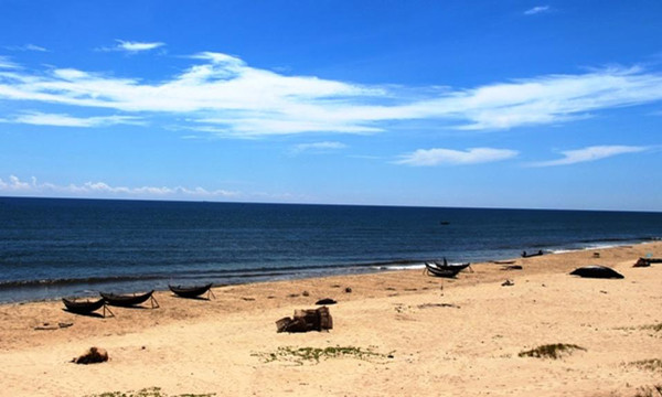 Vùng biển Phú Diên, nơi 3 ngư dân thị trấn Thuận An (huyện Phú Vang) gặp nạn bất ngờ giữa đêm tối. Ảnh: Khánh Nguyễn