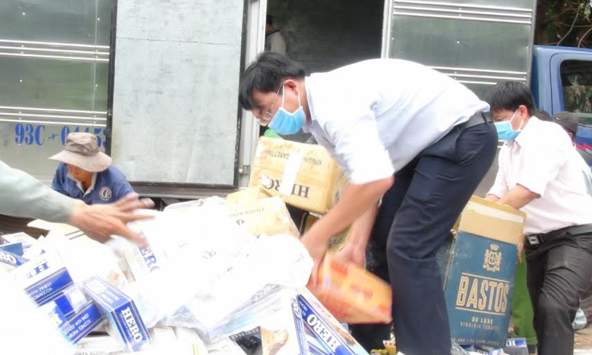 Cơ quan chức năng mang thuốc lá, mỹ phẩm đi tiêu hủy.