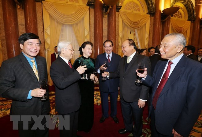 Các đồng chí lãnh đạo và nguyên lãnh đạo Đảng, Nhà nước cùng nâng cốc chúc mừng. Ảnh: Trí Dũng/TTXVN.