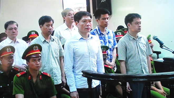 Dương Tự Trọng và các bị cáo trước tòa. Ảnh: Tuấn Nguyễn