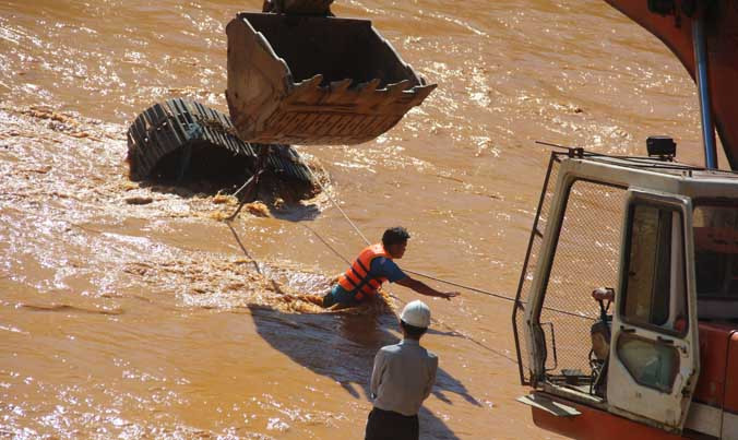 Lực lượng chức năng trục vớt xe và tìm kiếm thi thể nạn nhân.