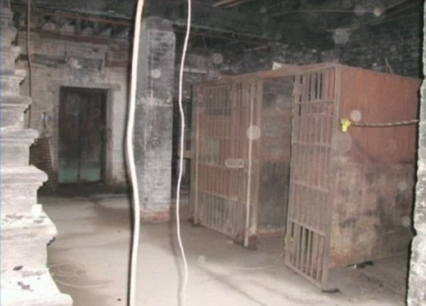 Buồng giam nơi phát hiện bộ hài cốt bí ẩn, nhiều khả năng thuộc về một người vô gia cư, người đã vô tình tự giam chính mình và tử vong do không thể thoát ra ngoài.