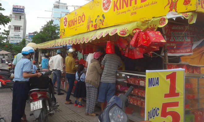 Ngày cuối Trung thu, nhiều người dân TP.HCM đổ xô mua bánh khuyến mại mua 1 được 5. Ảnh: Phạm Oanh.