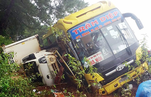 Ôtô khách lật đè lên xe tải bị nạn trước đó. Ảnh: Kh.Uyên