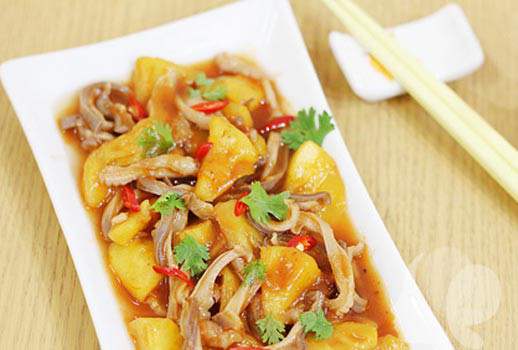 Dạ dày dê xào dứa trị chứng đầy bụng chậm tiêu, viêm tiết niệu, tiểu buốt, dắt.