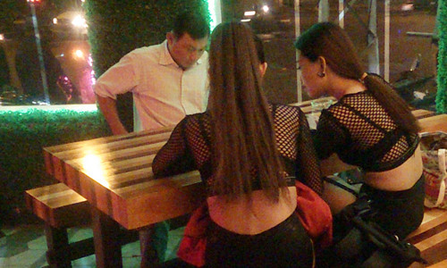 Hai dance mặc bikini bị lập biên bản. Ảnh Quốc Thắng.