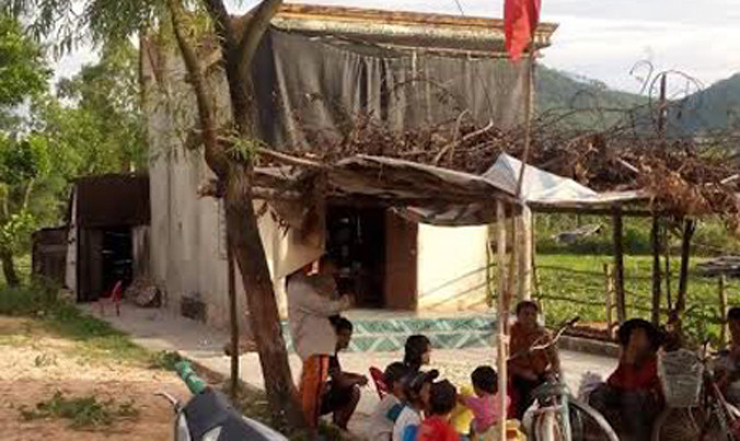 Bà con lối xóm đến thăm hỏi và chia buồn cùng gia đình em Nh.