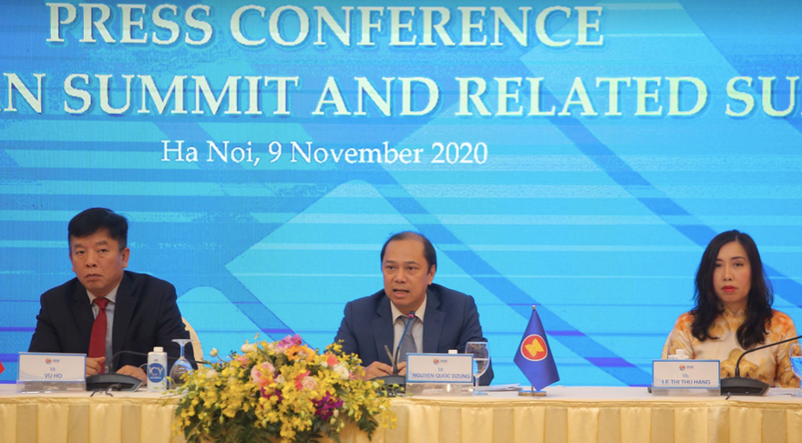 Thứ trưởng Nguyễn Quốc Dũng (giữa) chủ trì họp báo chiều 9/11. (Ảnh: DN)