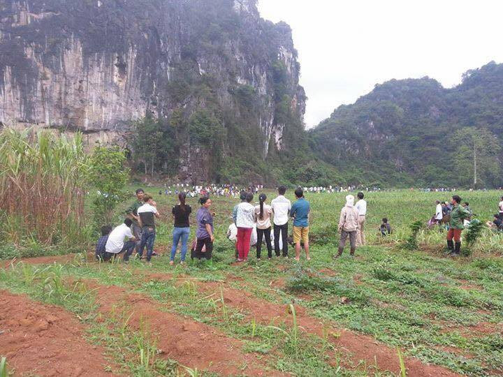 Nhiều người dân đến hiện trường vụ việc theo dõi.