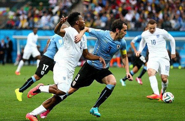 Pha đánh cùi chỏ của Diego Godin với Sturridge