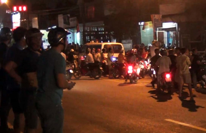 Người dân tụ tập tại hiện trường vụ ông chủ cầm đồ nguy kịch, vợ và con tử vong. Ảnh: Zing