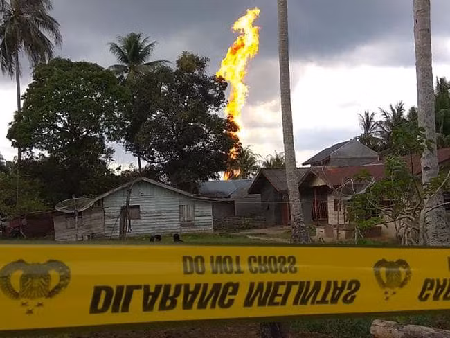 Cột lửa trong vụ cháy giếng dầu ở Indonesia bốc cao, khiến nhiều người thương vong.